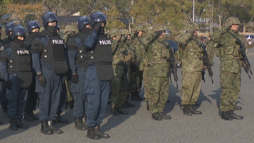 香川・徳島県警と陸上自衛隊が共同訓練で連携強化 銃の乱射や建物の
