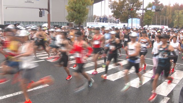 おかやまマラソンが行われ 約１万６千人のランナーが 雨の岡山市を駆け抜ける