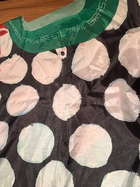 大きな水玉模様が目を引くポンチョ／万博のボビンさん（@k_18782）提供