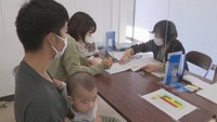 申し込み窓口を訪れた親子連れ（岡山市役所）