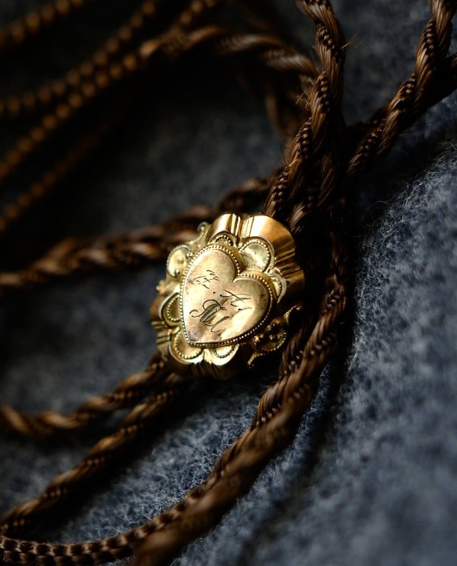 よく見るとたしかに人毛です（長谷川彰良さん提供）