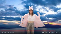 うさ耳付きキャップをかぶりヨルシカのミュージックビデオを再現した東ノエル（YouTubeより）