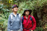 自由な〝旅人〟である女性を演じた今陽子（左）と共演した中江有里（映画「道草キッチン」より）