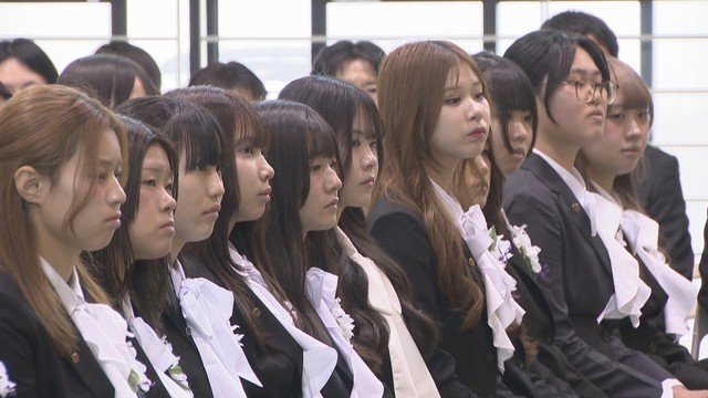 ノートルダム清心女子大学で入学宣誓式　藤の花を胸に約600人が新たな一歩　岡山市