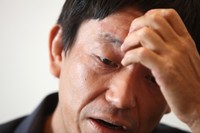 インタビューに応じる山本兵衛監督