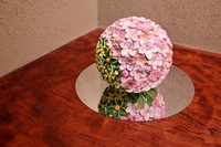 現在も、お母様、奥様、妹さんが、制作を手伝っています。胡粉高盛金彩『春の夢』