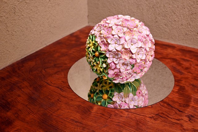 現在も、お母様、奥様、妹さんが、制作を手伝っています。胡粉高盛金彩『春の夢』