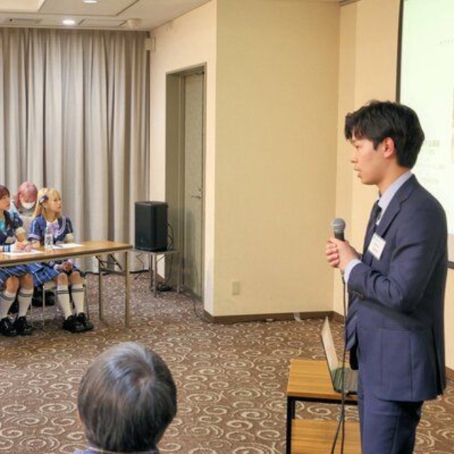 各チームのプレゼンを真剣な表情で審査するメンバーら（２０２６年３月、京都市中京区）