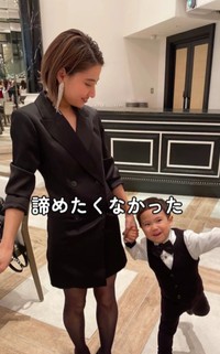 「諦めたくなかった」—おめかしした息子と並んで笑う投稿主／いとみきさん（@itomiki_life）提供