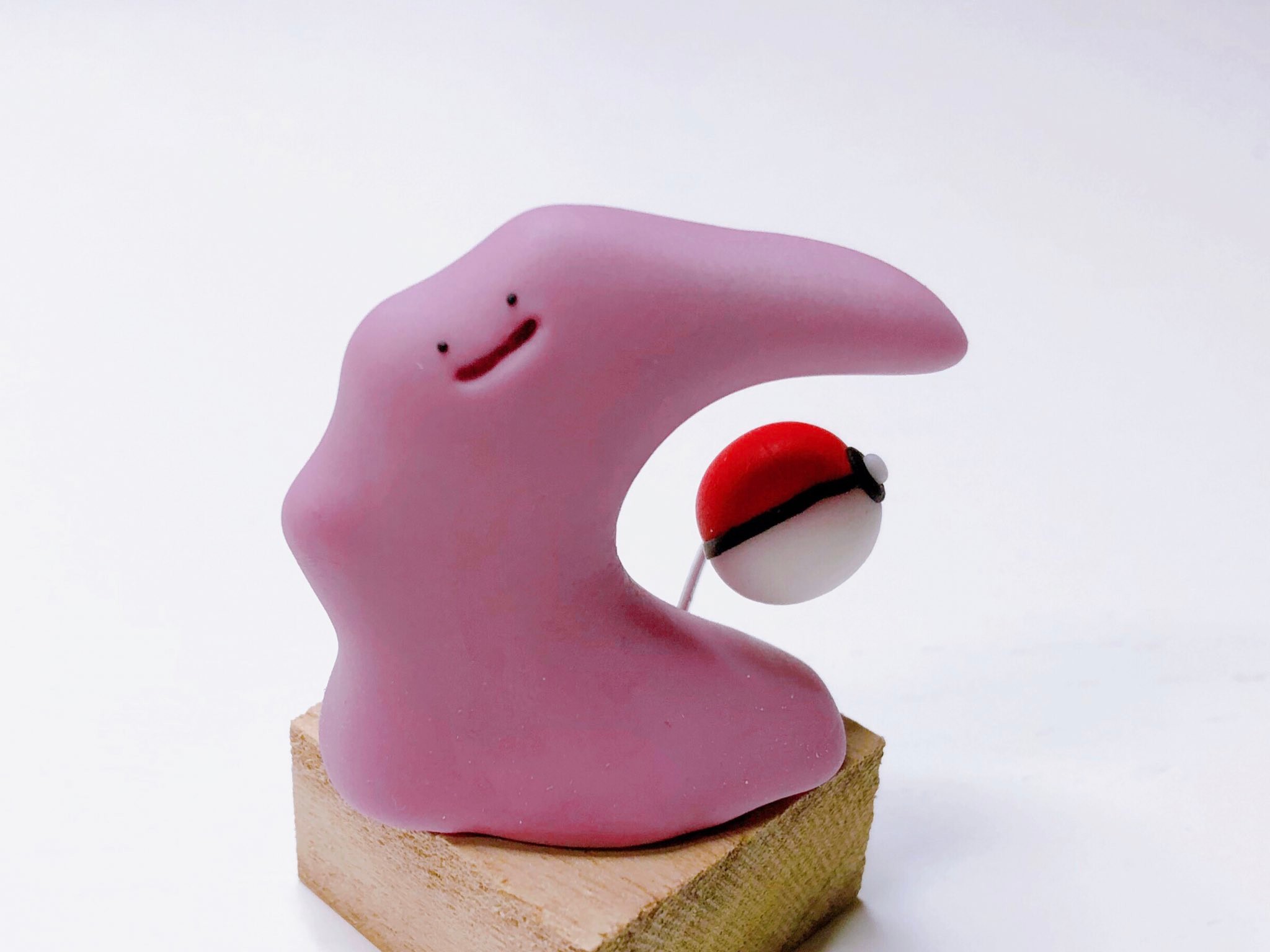 匠の技〟でモンスターボールを避けるメタモンを粘土で再現「かわい