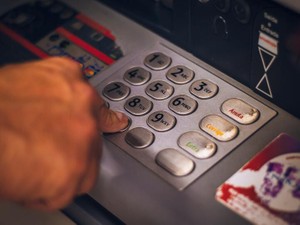 食事をし、休み、お金を使う。皆がしている「普通の生活」に憧れる