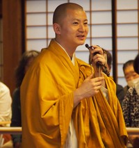 法話を説く小池陽人副住職
