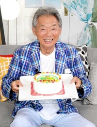 76歳の誕生日を祝福され、笑顔を見せるみのもんたさん＝2020年8月撮影