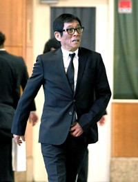 中村玉緒さんの通夜に参列した明石家さんま＝2026年6月16日、東京・桐ケ谷斎場