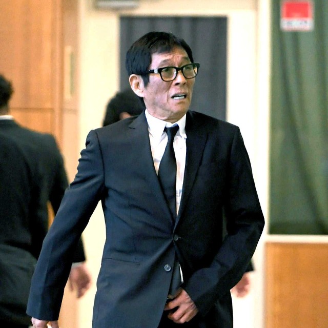 中村玉緒さんの通夜に参列した明石家さんま＝2026年6月16日、東京・桐ケ谷斎場