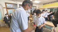 新見市の本郷小学校の6年生がフッ素を配合したうがい薬でうがい
