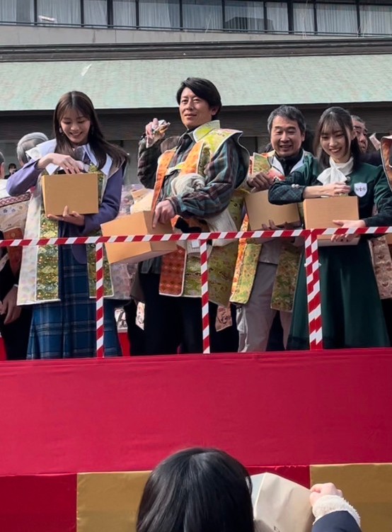 神戸市中央区の生田神社で開催された「節分祭」にゲスト出演し、タレントの貴島明日香らと豆撒きを行った的場寛一