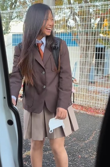 制服を着て笑う姿は、やっぱり可愛らしい中学生♡（提供：＠nico_sui_さん）
