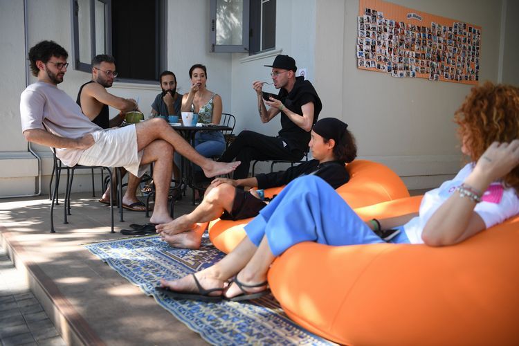 仕事の合間に談笑するデジタルノマドら。中央のビーンバッグに座っているのが韓国出身の起業家ノアさん