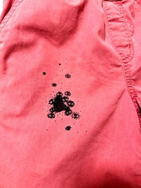 アニメ映画「となりのトトロ」などに登場する『まっくろくろすけ』に変身したズボンのシミ（画像提供：SAKI@DIY工作用さん）