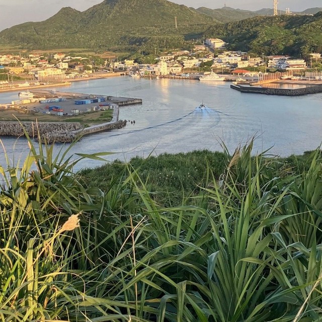 現在の久部良の漁港、かつては密貿易の拠点だった