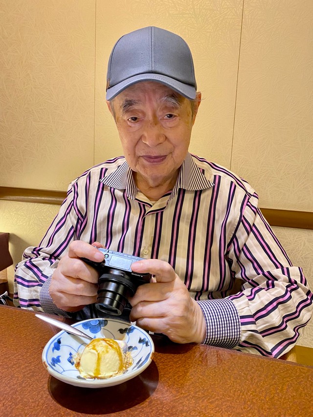 豆乳アイスカメラ小僧？　若さの秘訣とは…（ドクター中松さん提供）