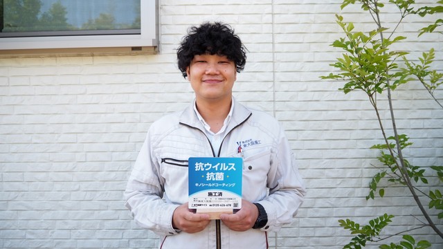 お話してくれた株式会社東大阪施工チーフマネージャー、三浦洋一さん。「このマークが抗菌コーティングした印。安心と信頼につながります」