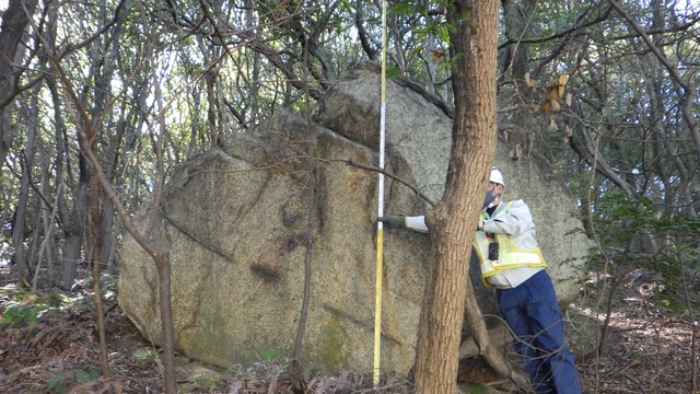 坂出北ICのフルインター化工事現場で大きな石約70個(最大3ｍ)確認　落石対策必要で工事に遅れ　香川