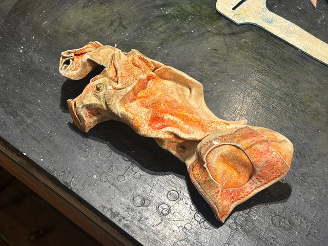 洗濯してしまったお財布。色も形状もすっかり変わってしまっています（Grande uomoさんXより）