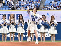 メンバーとともにマウンドへ