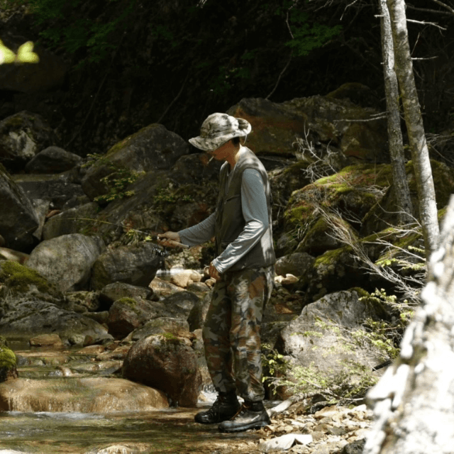「山中生活で自ら食料を確保する東出昌大」（東出昌大さんのnoteより）