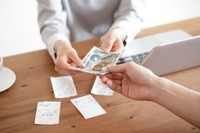 共同口座を持たない妻の約6割「夫は日常的に購入する食料品の相場を把握していない」と回答　※画像はイメージです（naka/stock.adobe.com）