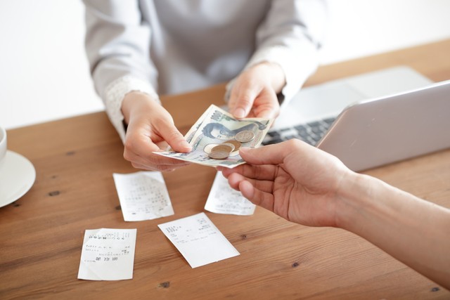 共同口座を持たない妻の約6割「夫は日常的に購入する食料品の相場を把握していない」と回答　※画像はイメージです（naka/stock.adobe.com）