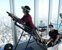 足元の台を揺らす