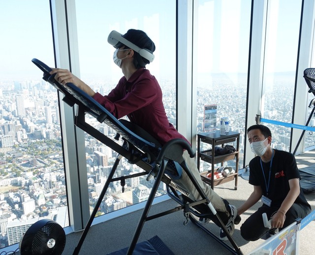 足元の台を揺らす