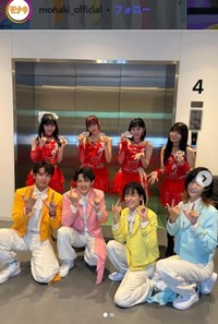 コラボしたモナキの（前列左から）じん、おヨネ、ケンケン、サカイJr.とJuice=Juiceの（後列左から）川嶋美楓、松永里愛、江端妃咲、有澤一華＝モナキのインスタグラム＠monaki_officialより