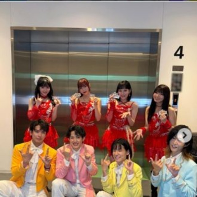 コラボしたモナキの（前列左から）じん、おヨネ、ケンケン、サカイJr.とJuice=Juiceの（後列左から）川嶋美楓、松永里愛、江端妃咲、有澤一華＝モナキのインスタグラム＠monaki_officialより