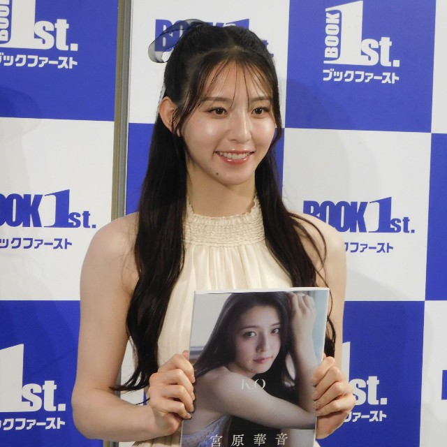 写真集発売イベントを行った宮原華音＝ブックファースト新宿店