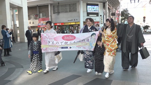 丸亀町商店街をパレード