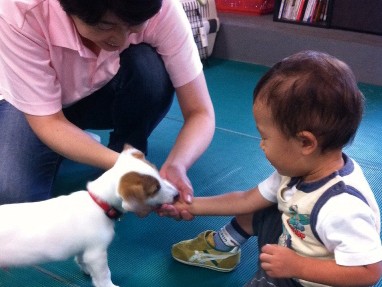 犬で人が育つ　子犬と子ども