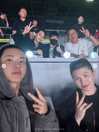 SEVENTEEN・ホシの公式インスタグラム@ho5hi_kwonより （下段左から）ホシ、ウジ（上段左から）ジョンハン、ウォヌ、ナ・ヨンソクプロデューサー