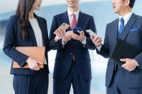 Z世代はNISA、バブル世代は預金？　※画像はイメージです（dimlight/stock.adobe.com）