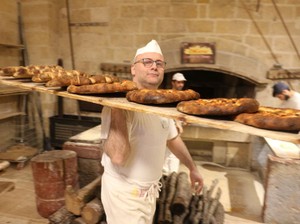 イタリアの農作業支えた日々の糧　固い皮に守られたふんわり巨大パン　