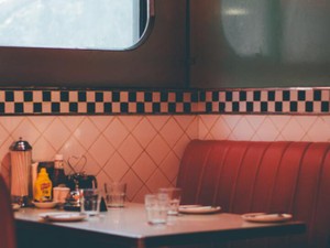 深夜のファミレスでくだらない話。あの頃の私たちはキラキラしていた