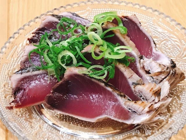 ふつう鰹のタタキってこんな感じですよね…