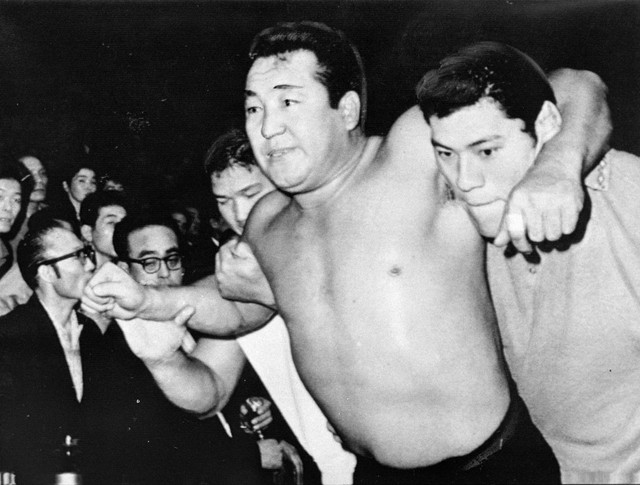 力道山を支える付き人のアントニオ猪木＝1963年12月4日