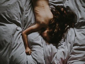 謎の腹痛の原因は「生理痛」。つらさを知らない母は胃薬を渡した