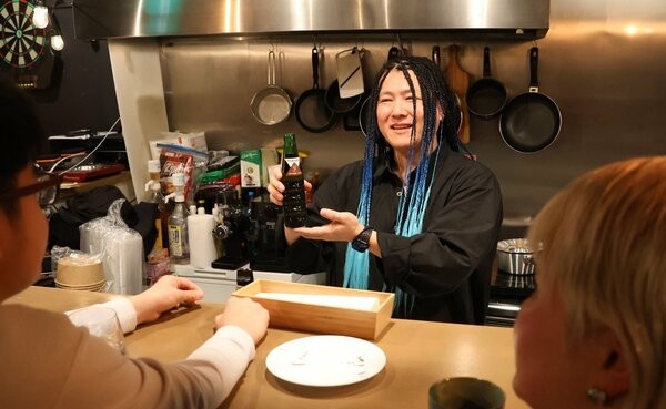 バー営業でドリンクを提供する蔵田さん（大津市大将軍１丁目）