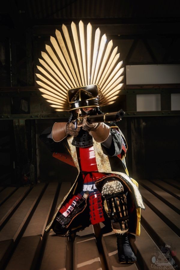 精悍な顔つきで銃を構えるソロミツさん。 ※ソロミツさん提供