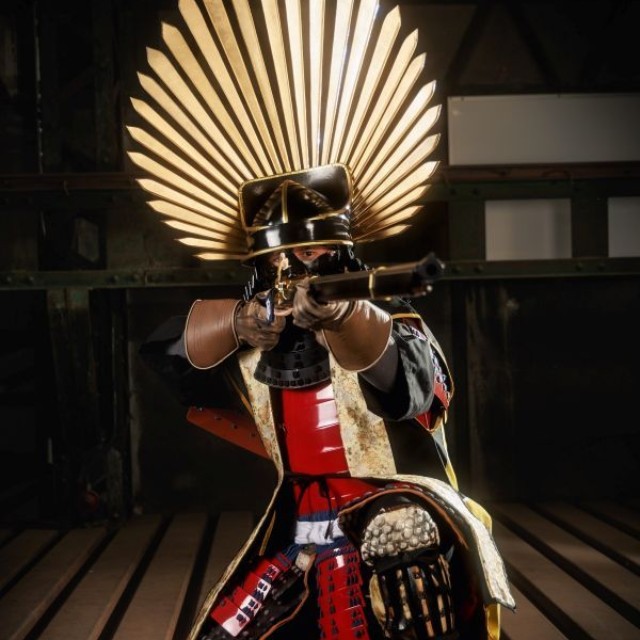 精悍な顔つきで銃を構えるソロミツさん。 ※ソロミツさん提供
